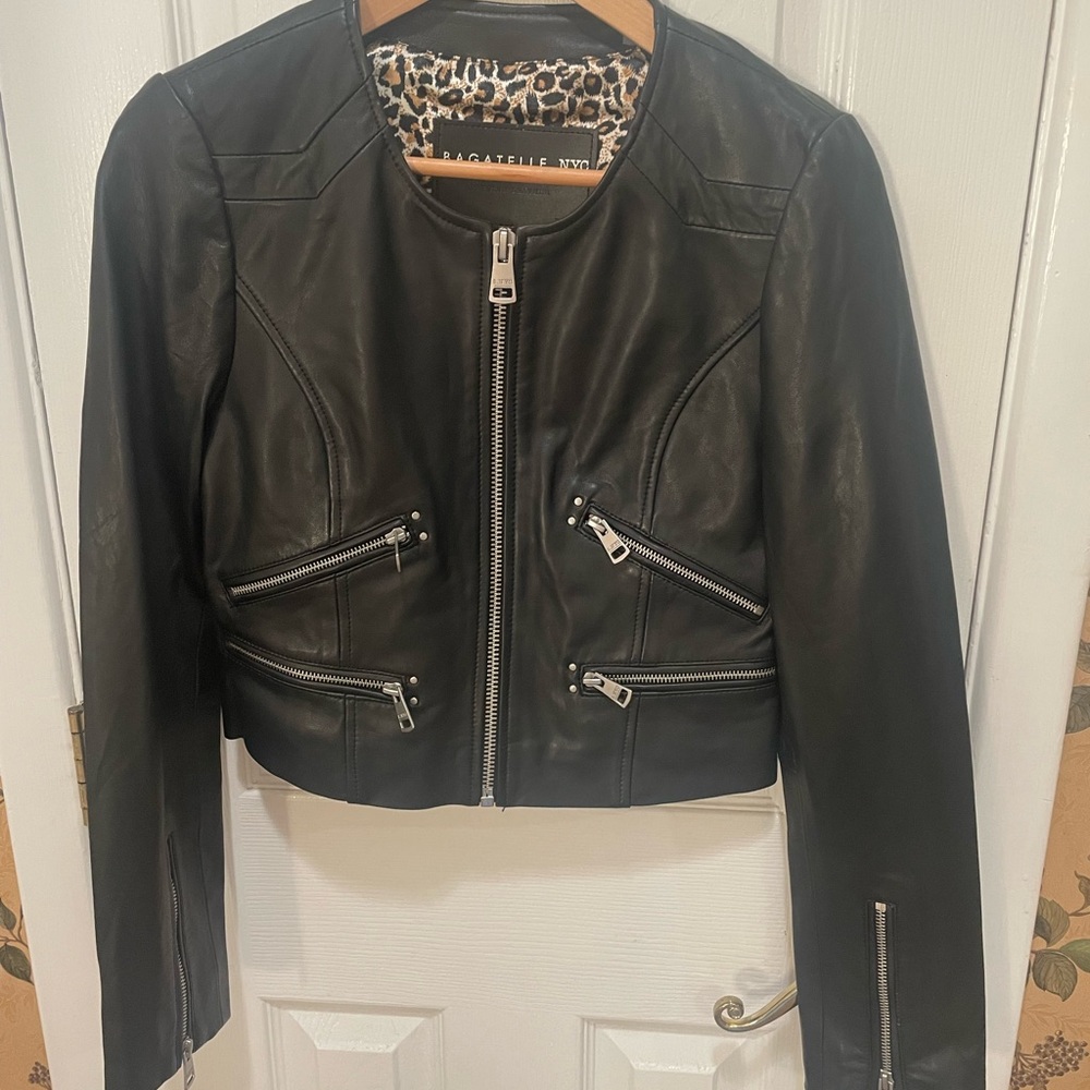 [leather]Bagatelle Black Leather cropped moto Jacket with Zipper Details